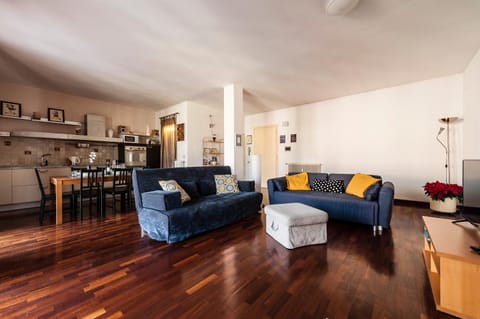 Hostly - Light and Wood near the Tower - 100sqm, 6 pax, 2 Bedrooms, Town Center Apartment in Pisa