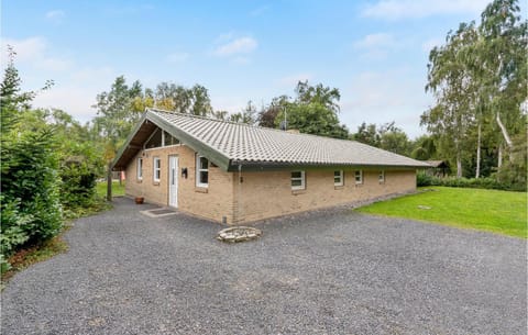 Stunning Home In Vggerlse With Sauna Casa in Væggerløse