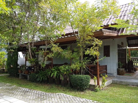 Patio, Area and facilities