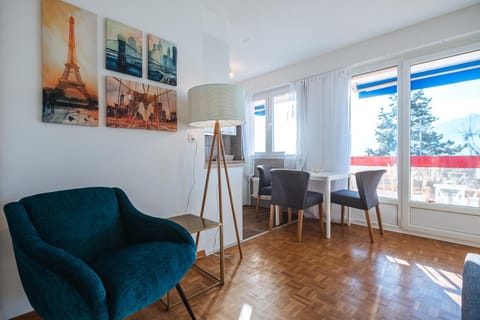 Terrace with Lake & Mountain View Condominio in Montreux