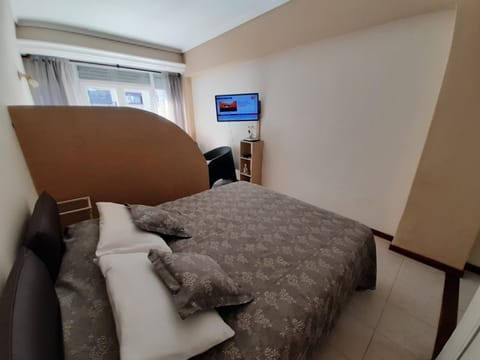 Bed, TV and multimedia, Bedroom