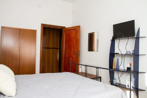 Bed, TV and multimedia, Bedroom