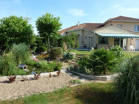 Chambres d'Hôtes de l'Auraine Bed and Breakfast in Limoges