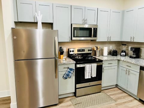 Apt 2 Bedrooms 2 Full Baths FREE Parking & FREE Laundry in Unit Apartment in The Woodlands