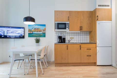 Kitchen or kitchenette, Dining area