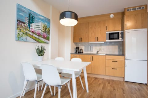 Kitchen or kitchenette, Dining area