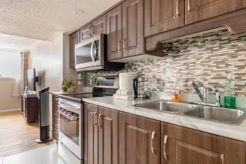 Self check-in spacious apartment with full Kitchen Condo in Gatineau