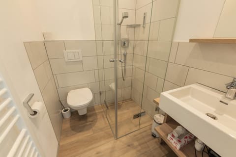 Shower, Toilet, Bathroom, towels