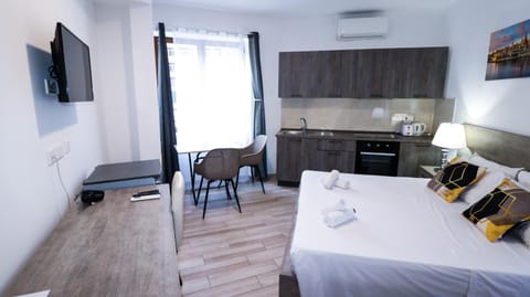 Napoli Suites Studios Aparthotel Bed and Breakfast in Saint Julians