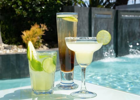 Day, Food and drinks, Pool view, Swimming pool, Drinks