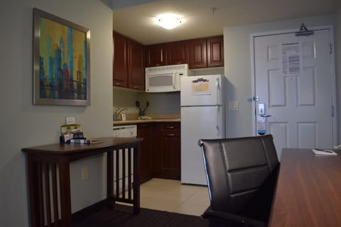 Kitchen or kitchenette, minibar