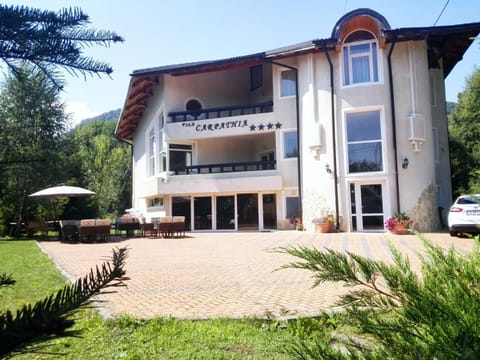 Restaurant/places to eat, Facade/entrance, Natural landscape, Street view, Supermarket/grocery shop