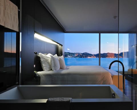 Bed, View (from property/room), Decorative detail, River view