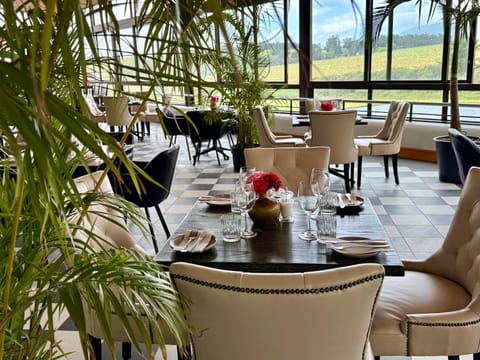 Property building, Restaurant/places to eat, Dining area, Breakfast, Lunch, Lunch, Dinner