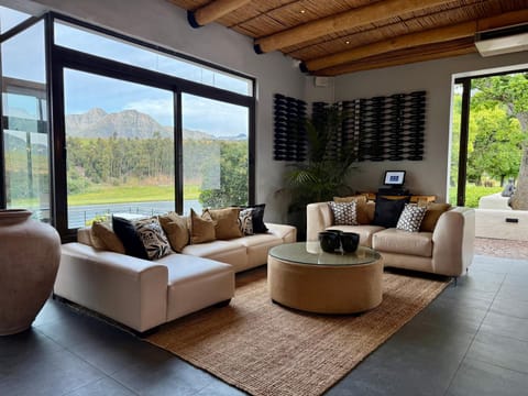 Property building, Restaurant/places to eat, Breakfast, Lunch, Dinner