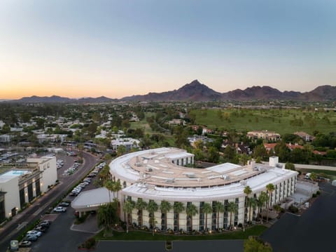 Embassy Suites by Hilton Phoenix Biltmore Hotel in Phoenix