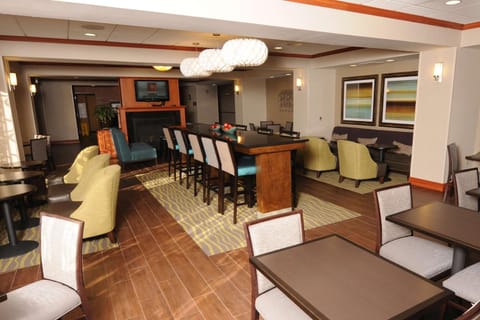 Newly Renovated Hampton Inn Omaha West Lakeside Hotel in Omaha