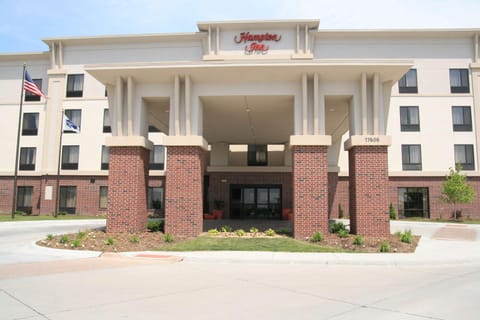 Newly Renovated Hampton Inn Omaha West Lakeside Hotel in Omaha