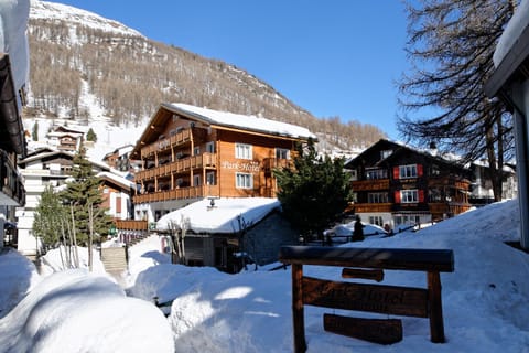 Facade/entrance, Winter, Skiing