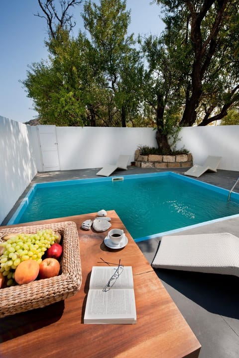 Pool view, Swimming pool, sunbed