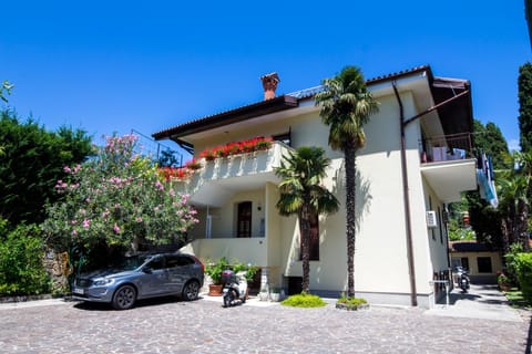 Facade/entrance, Balcony/Terrace