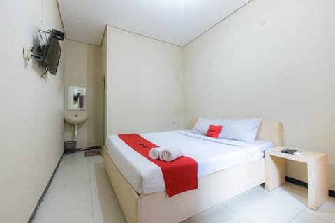 RedDoorz at Osuko Residence Sukomanunggal Jaya Hotel in Surabaya