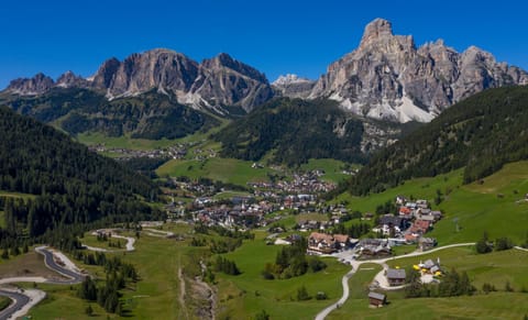 Nei Y Suredl NeveSole Appartement-Hotel in Corvara