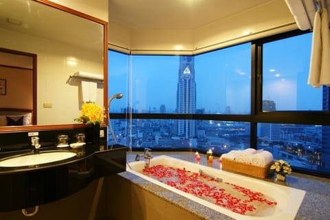 Grand Diamond Suites Hotel Hotel in Bangkok