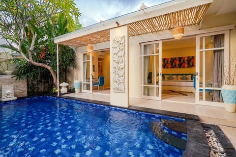 Property building, Bed, Bedroom, Pool view, Swimming pool, Family