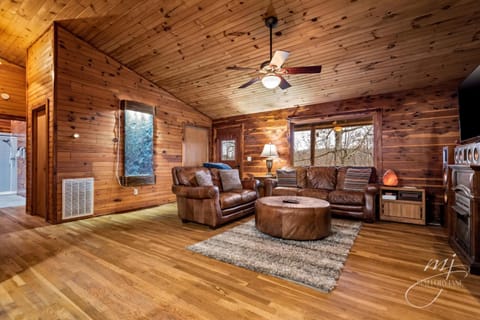 Fly Away Cabin- Modern, Serene, And Convenient Haus in Buffalo River
