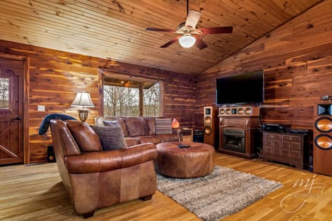Fly Away Cabin- Modern, Serene, And Convenient House in Buffalo River