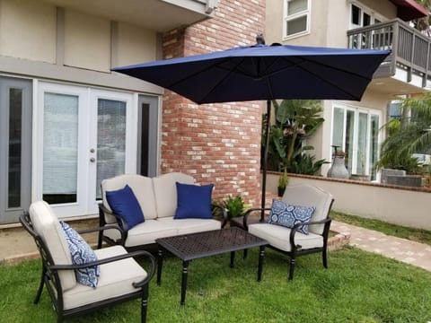 Remodeled 4 bdrm with AC, Jacuzzi, foosball, bikes, roof top deck, Steps to beach shopping and dining Maison in Huntington Beach