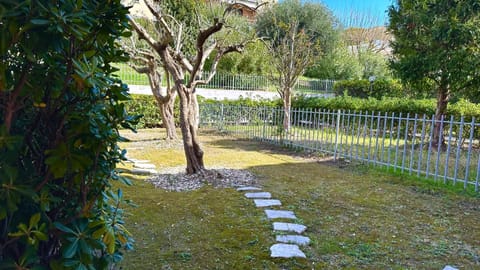 S044 - Sirolo, delizioso trilocale con giardino Apartamento in Sirolo