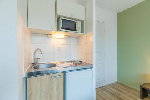 Kitchen or kitchenette, minibar, stove