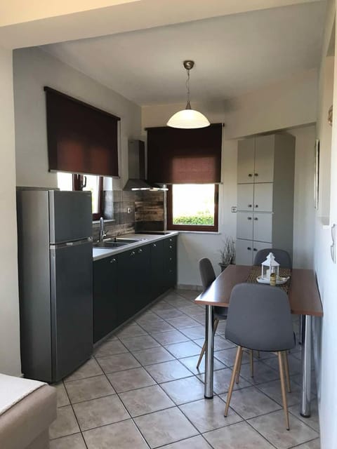 Coffee/tea facilities, Kitchen or kitchenette, Dining area, kitchen