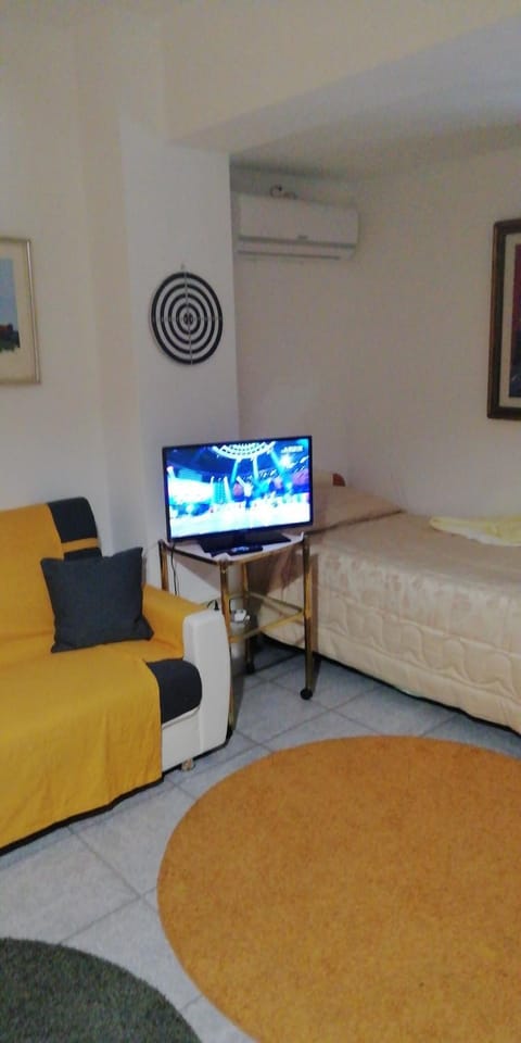 Bed, TV and multimedia, Bedroom, air conditioner