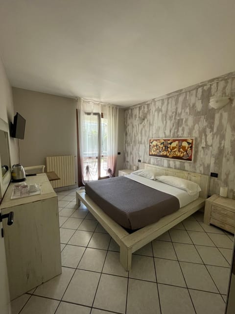 Bed, TV and multimedia, Bedroom, wardrobe