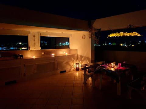 Night, BBQ facilities, Balcony/Terrace, Dining area, Landmark view