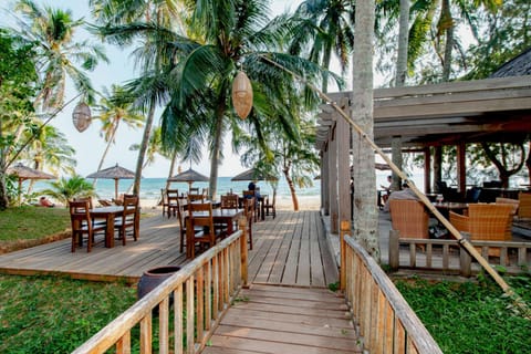 Restaurant/places to eat, Beach