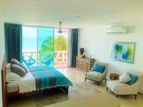 Photo of the whole room, Sea view