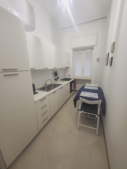 Kitchen or kitchenette, Dining area, stove