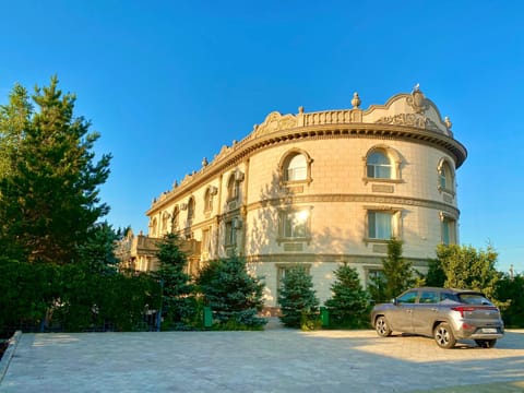 Property building, Day, Landmark view, Parking