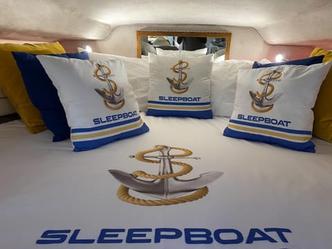 SLEEPBOAT Barco Hotel Docked boat in Porto