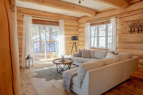 Breathtaking log house with HotTub - Winter fun in Tremblant Chalet in Ontario