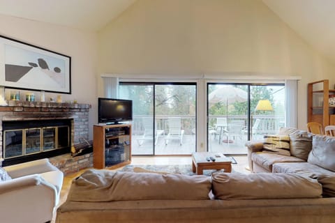 Cozy Chalet (15-013) House in Groveland