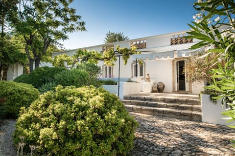 Property building, Facade/entrance, Garden, Garden view