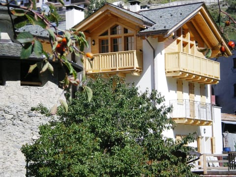 Property building, Facade/entrance, Spring, Summer, Balcony/Terrace, Autumn, On site