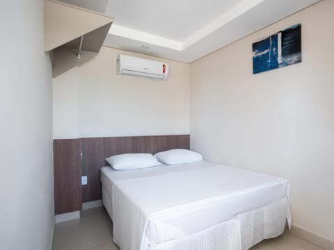 Bed, TV and multimedia, Photo of the whole room, Bedroom, towels, air conditioner