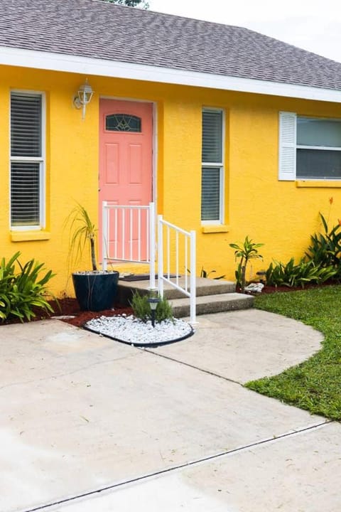 Manatee River Cottage in Historical OldTown, sleeps up to 7 people House in Palmetto