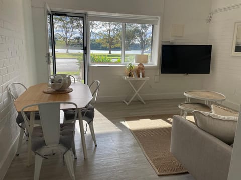 The Wheelhouse - 2BR Waterfront Apt in town Condominio in Lakes Entrance